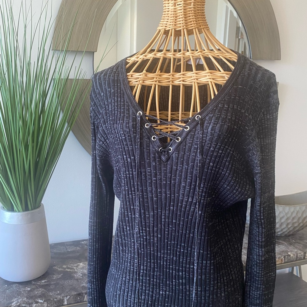 Arizona V-neck lace, Grey and black heathered long sleeve top.